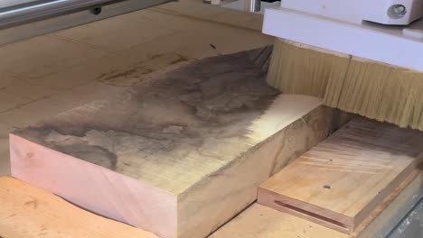 tablero de madera aplanado en la máquina cnc-3