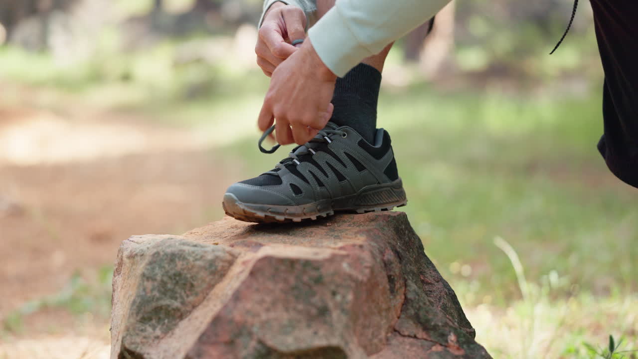 zapatos deportivos, senderismo y corbata de hombre en la roca