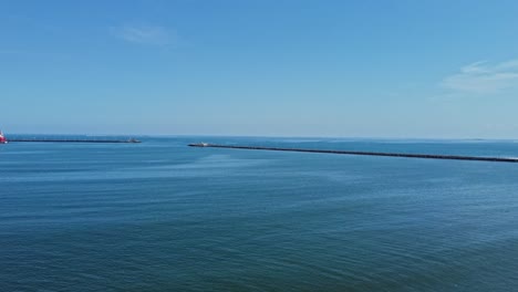 Hermosa-Puesta-De-Sol-En-La-Entrada-De-La-Marina-En-La-Costa-Mexicana,-Es-El-Puerto-Turístico-De-Vallarta-Ubicado-En-El-Distrito-Costero-De-Jalisco