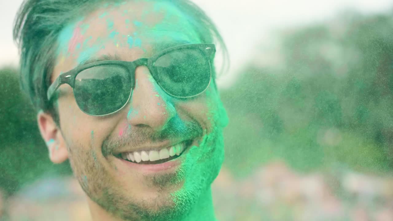 Uomo con i colori Holi al festival