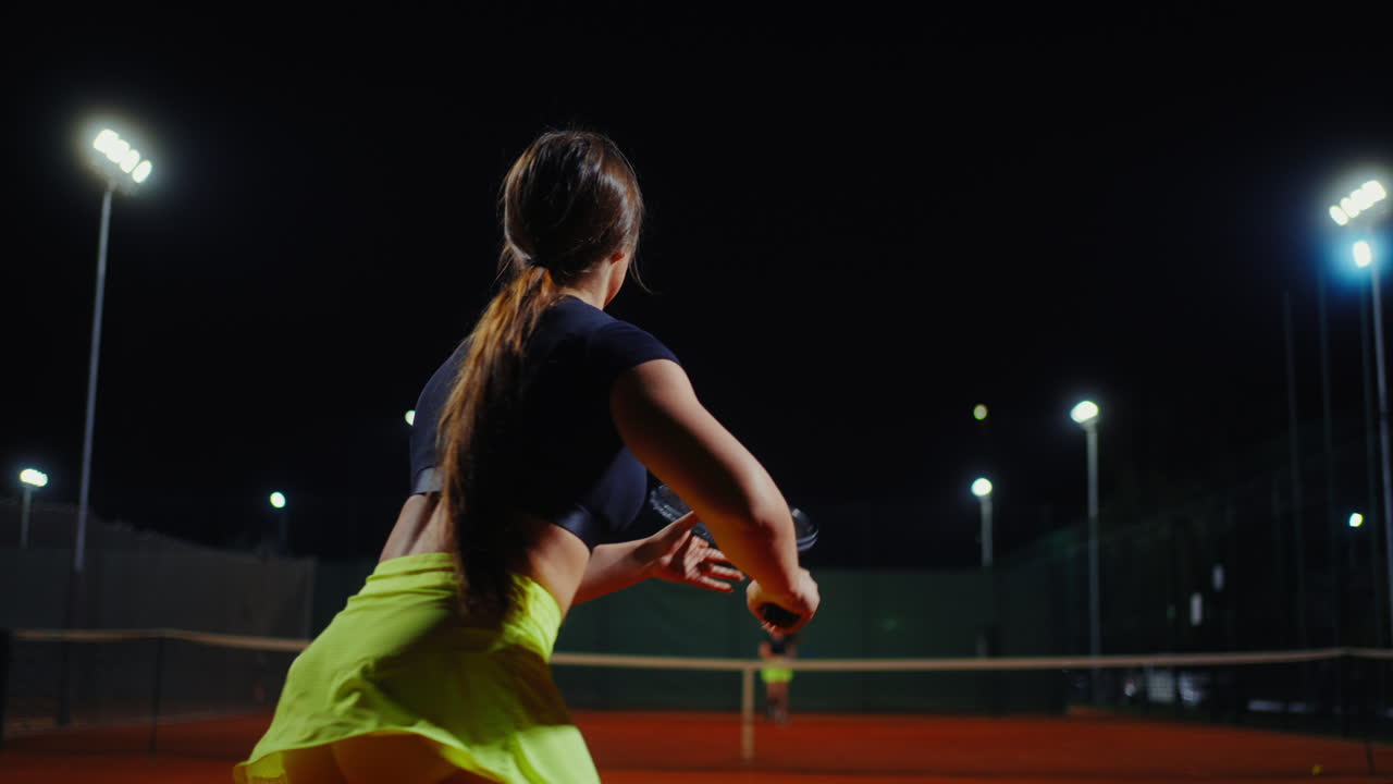 밤에 테니스를 하는 여자