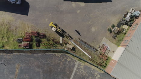 camión entrando al estacionamiento listo para su próxima recogida mientras los trabajadores miran hacia arriba para notar el dron desde una perspectiva aérea estática directamente arriba