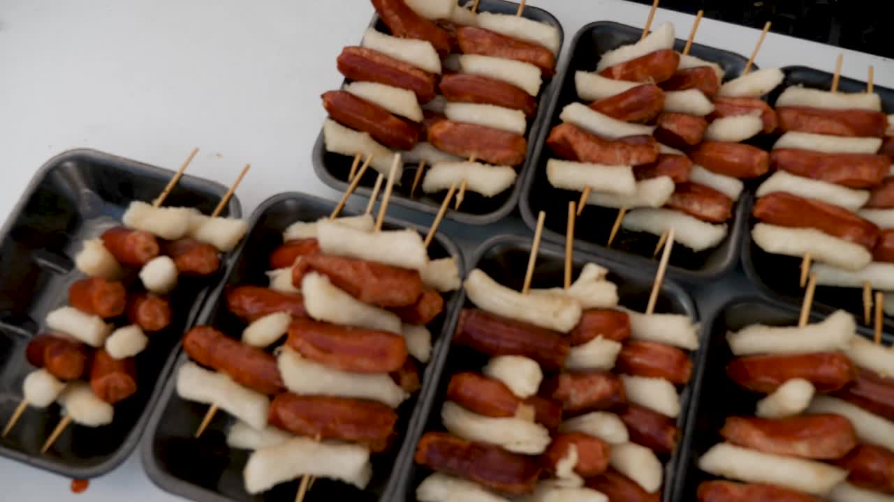 brochetas de pastel de arroz coreano