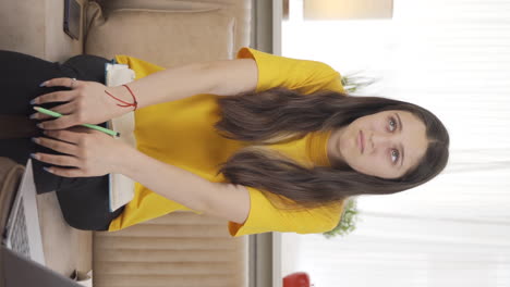 video vertical de una estudiante que llora infeliz.