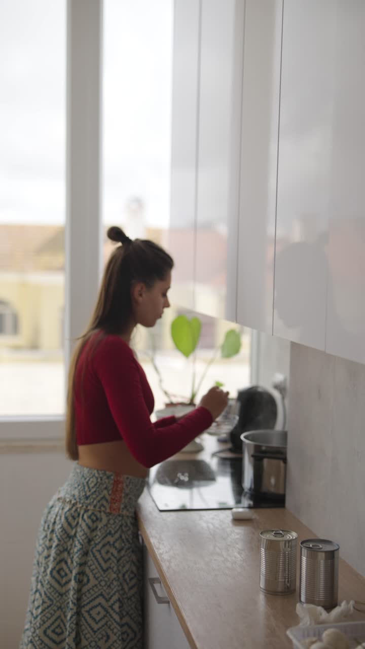 mujer cocinando en una cocina moderna