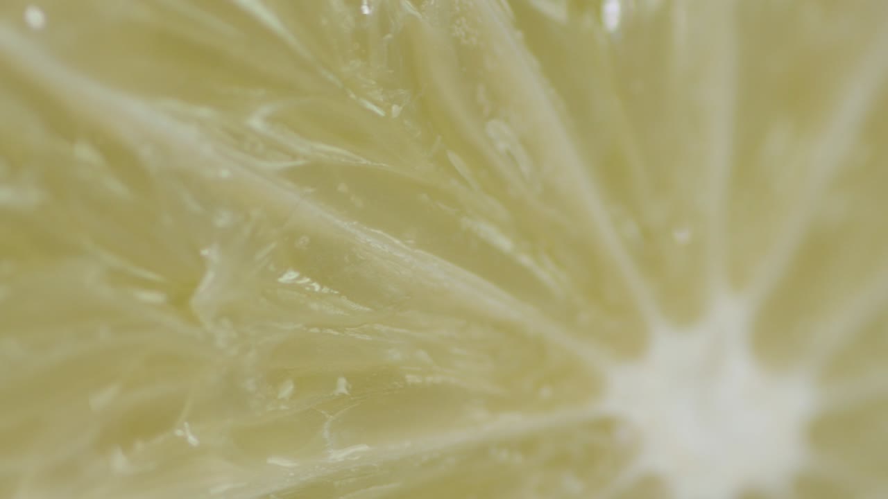 매운 신선한 라임 조각.