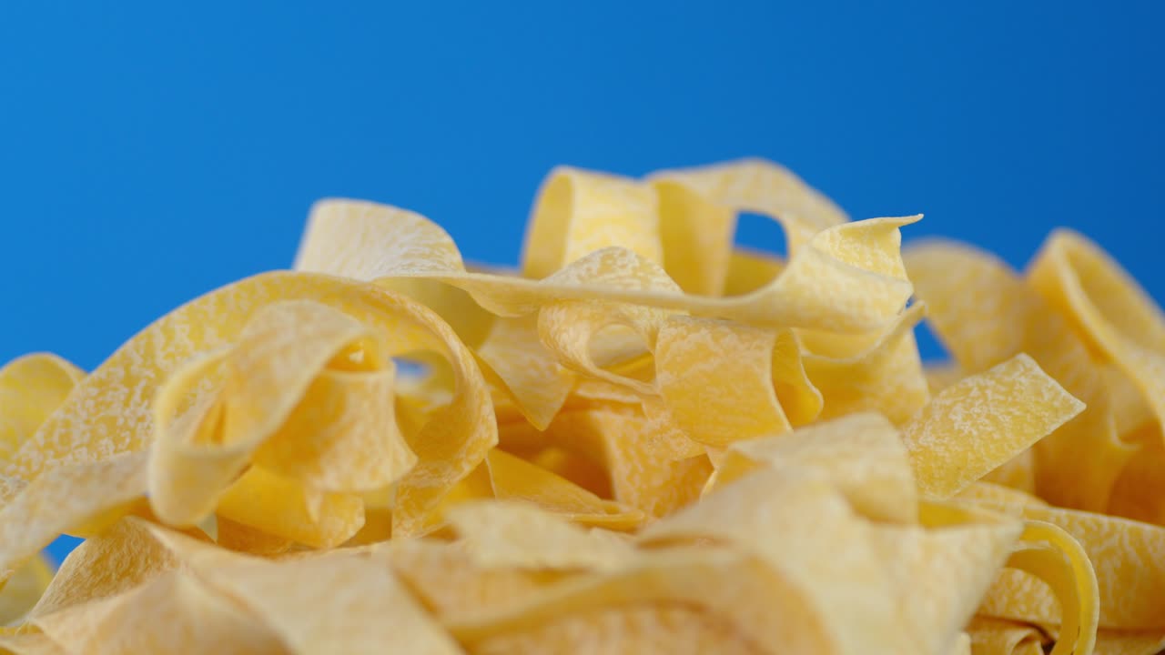 Fettuccine secche ruotano lentamente