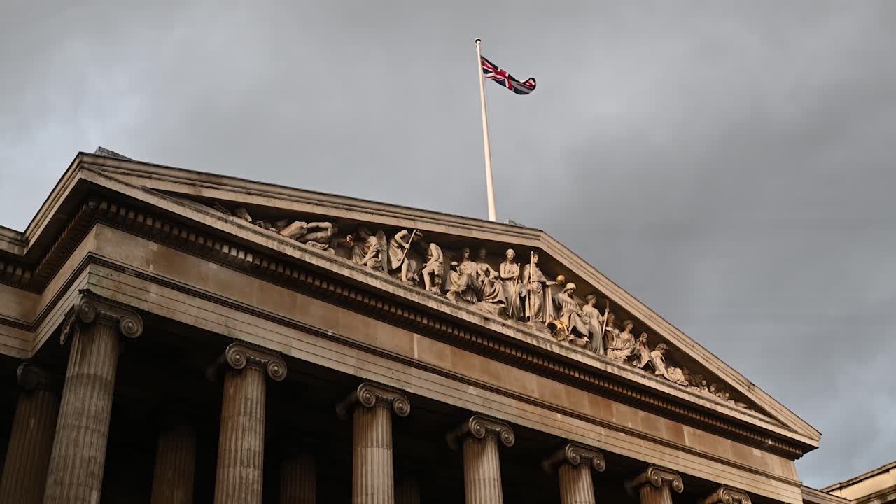 bandera británica sobre el museo británico, londres, londres, reino unido