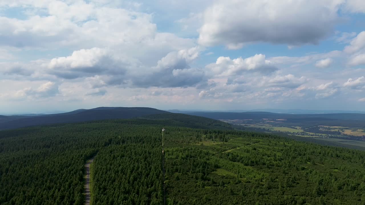 el lapso de tiempo mientras se baja sobre las montañas con una vista de otras montañas y valles en el horizonte