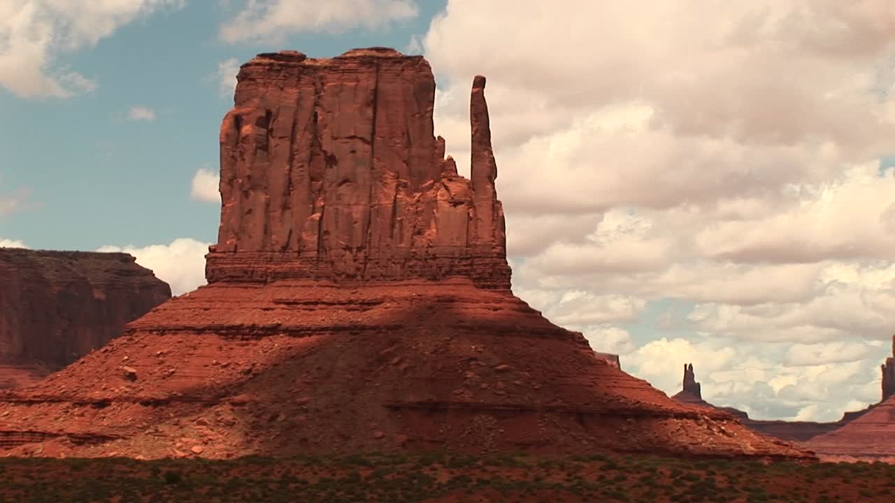plano medio de la formación de mitones en monument valley tribal park en arizona y utah