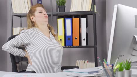 trabajadora de oficina, vieja mujer de negocios con dolor de espalda.
