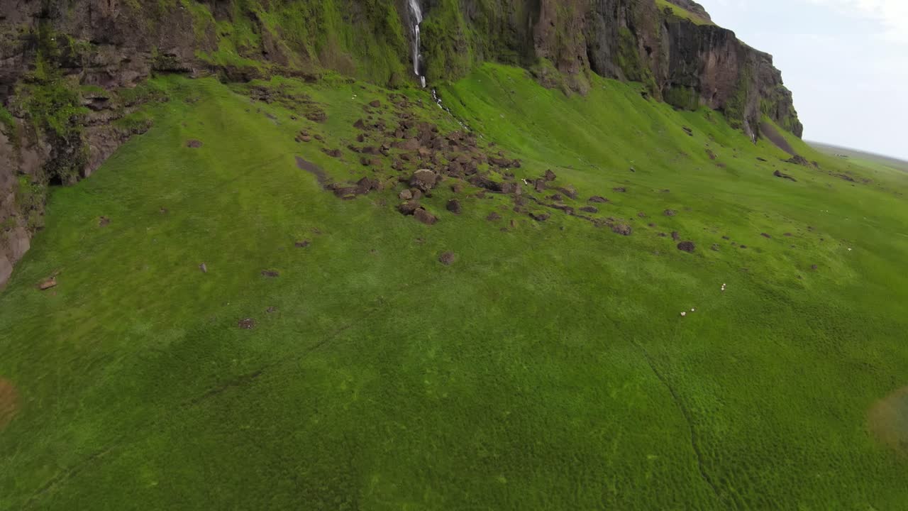 아이슬란드의 폭포와 산악 풍경