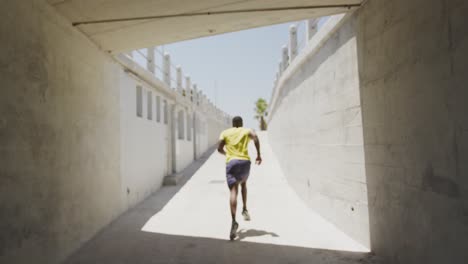hombre que hace ejercicio en un entorno urbano