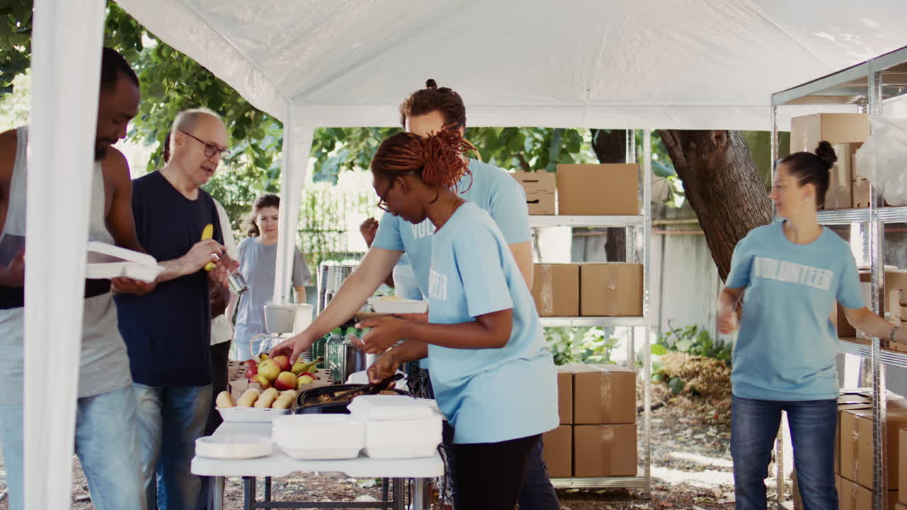 voluntarios que ayudan a los desfavorecidos