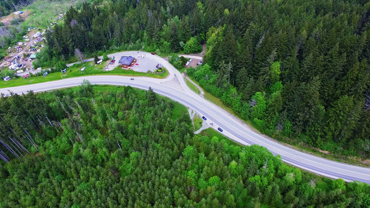 zona de descanso junto a la carretera a través del bosque de pinos en la región suburbana de port alberni, columbia británica, canadá, vista aérea