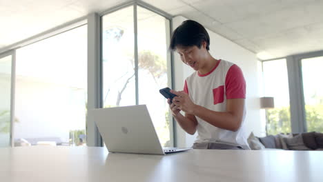 Adolescente-Asiático-Estudiando-En-Una-Brillante-Oficina-En-Casa