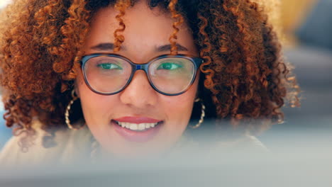 Mujer-Negra,-Rostro-Y-Pantalla-De-Computadora