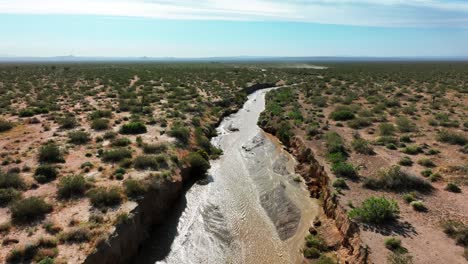 desierto de mojave que fluye con agua - arroyo cache