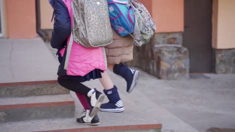 niños caminando a la escuela