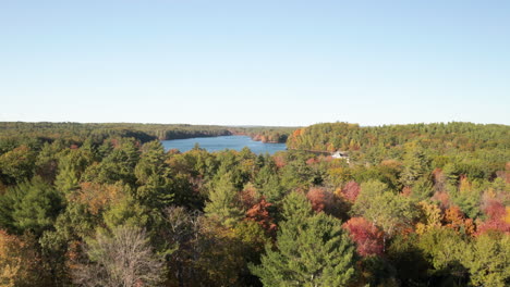 Hochfliegen-über-Drohnenaufnahmen-Am-Angenehmen-Fluss-In-Maine