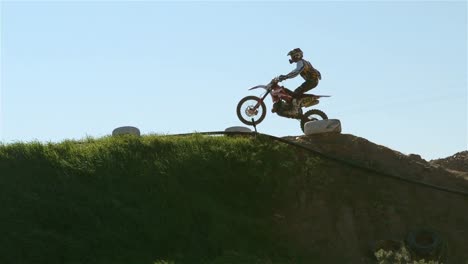 hombre montando una bicicleta de moto cross