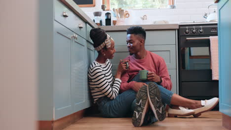 Piso-De-La-Cocina,-Taza-De-Café-Y-Sonrisa-De-Pareja-Negra