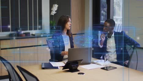 un hombre y una mujer de negocios están discutiendo y usando una computadora portátil en una oficina moderna.