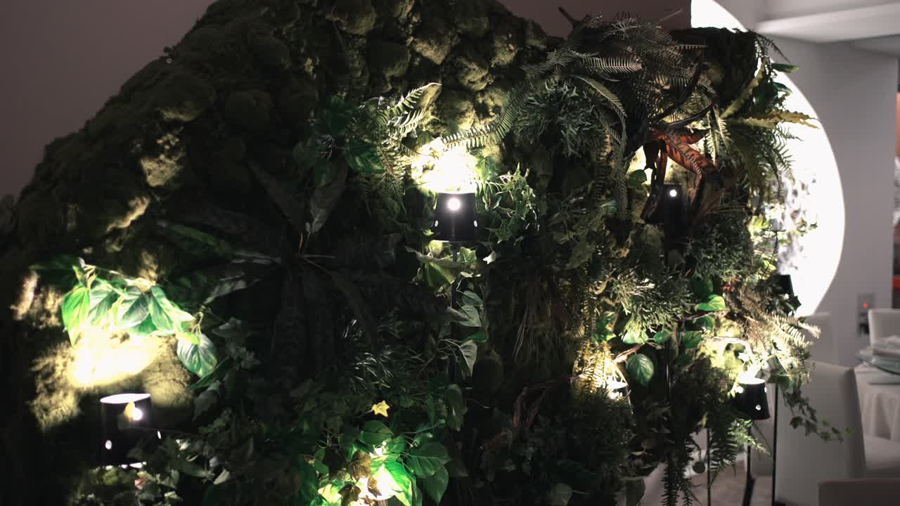 pared verde interior con iluminación integrada