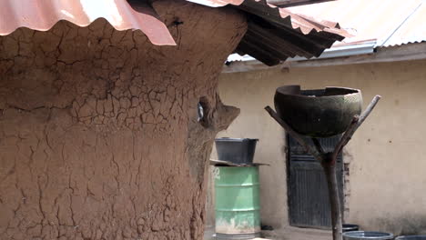 Cría-De-Palomas-En-Las-Zonas-Rurales-De-Nigeria---Pájaro-Que-Anida