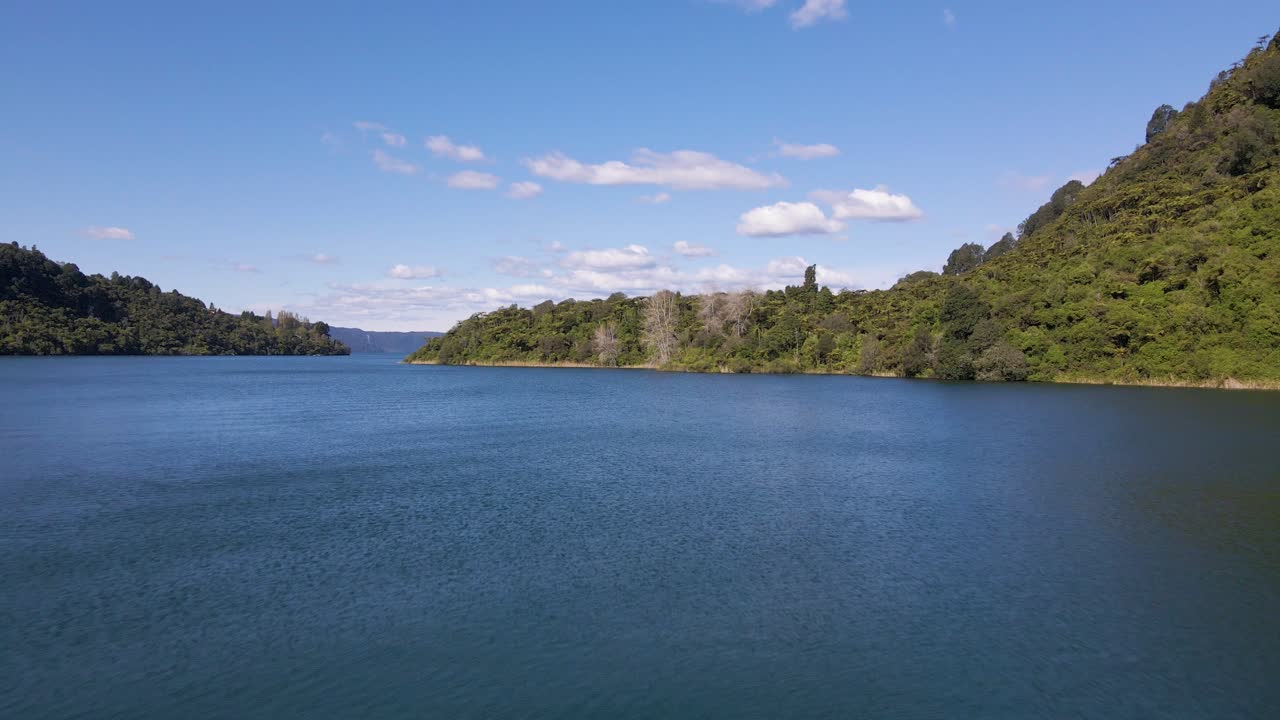 맑은 하늘 아래 그림 같은 푸른 호수 타라 웨라, 뉴질랜드의 낮은 비행