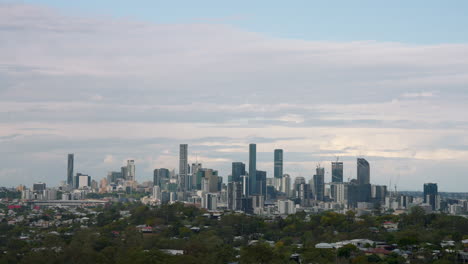 Timelapse-De-Nubes-Moviéndose-Sobre-El-Horizonte-Del-Edificio-Cbd-De-Brisbane-En-El-Cielo-De-La-Tarde,-Australia-4k