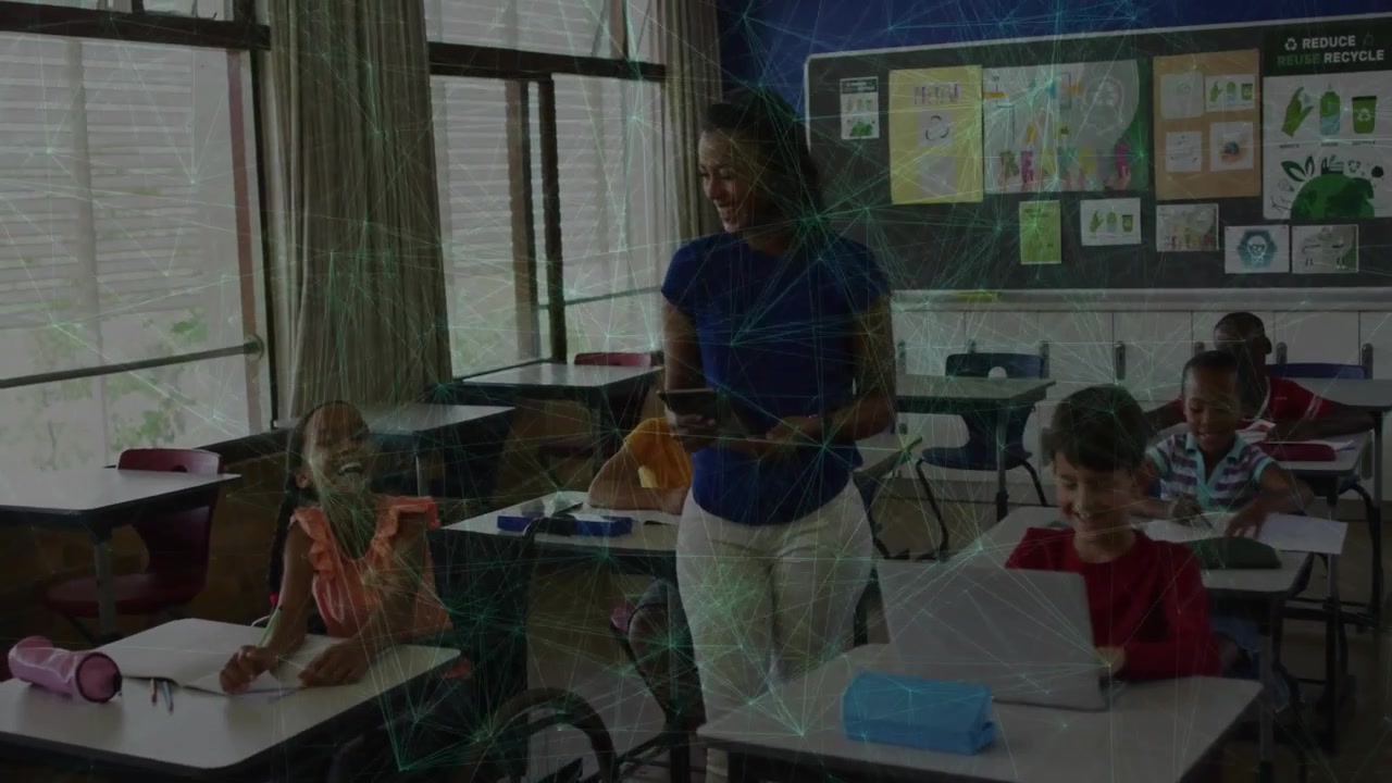Insegnante che usa un tablet e studente che annuisce alzando la mano mentre un alunno digita su un laptop per il lavoro in classe