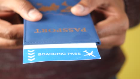 persona con pasaporte y tarjeta de embarque