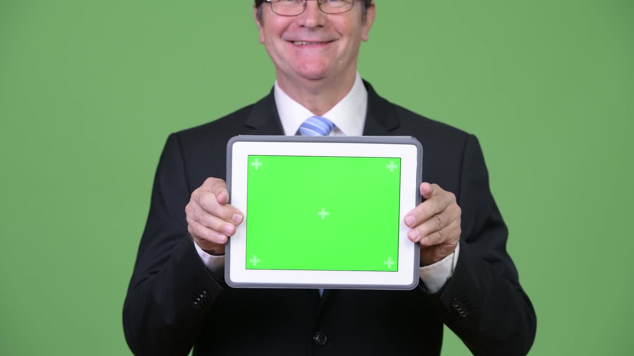 디지털 태블릿을 보여주는 성인 잘생긴 사업가