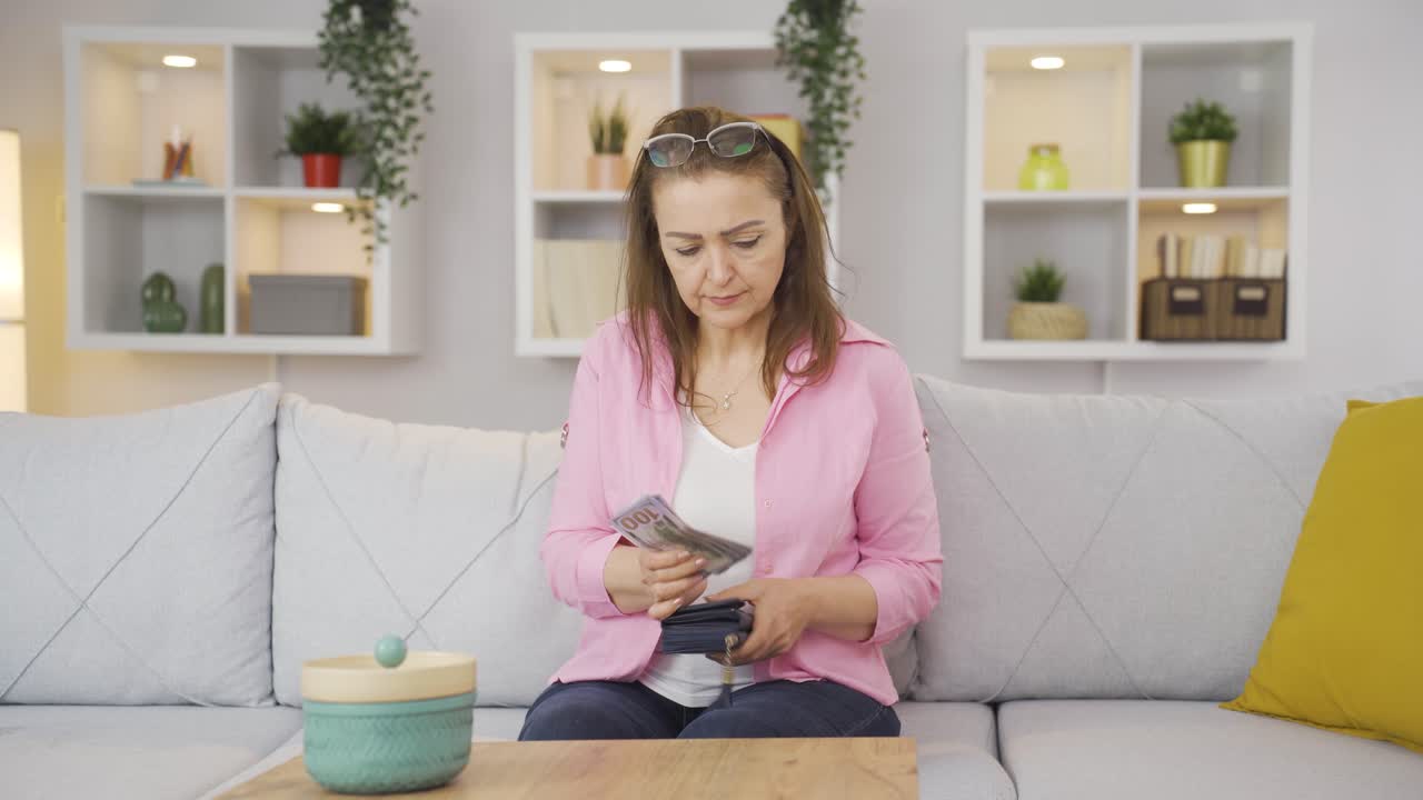 돼지 은행에서 돈을 저축하는 여자.