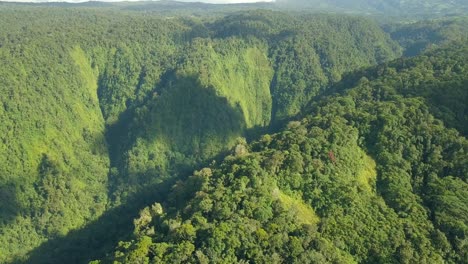 Dron-Lento-Y-Suave-Sobre-Exuberantes-Montañas-Verdes-Iluminación-Espectacular-Toma-Majestuosa