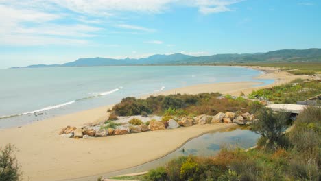 Panorámica-A-Través-De-La-Hermosa-Costa-De-Costa-Azahar-En-La-Comunidad-Valenciana-Con-Océano,-Playa-Y-Montañas-En-España