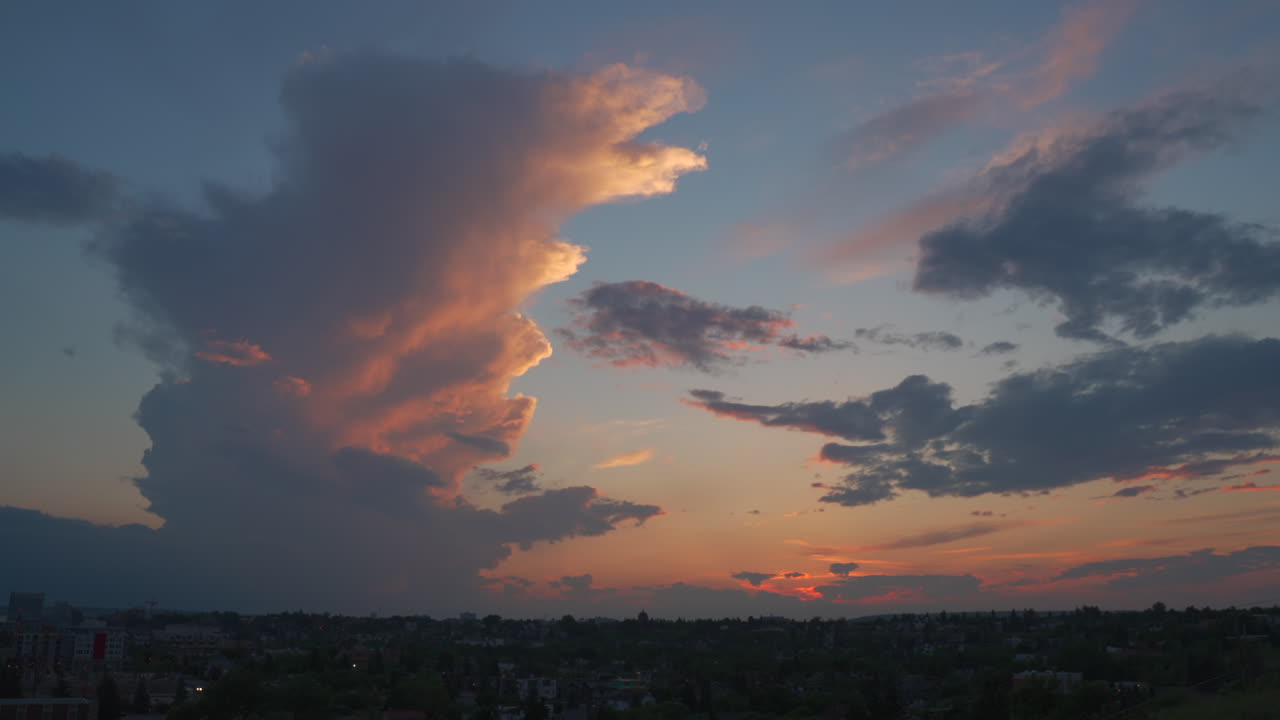 hermoso lapso de tiempo con cielos cálidos nubes de puesta de sol en la noche