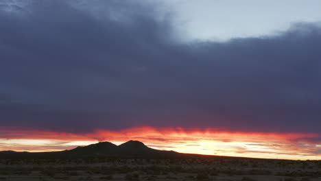 Die-Morgendämmerung-Kommt-In-Das-Trockene-Gelände-Der-Mojave-Wüste---Farbenfroher-Sonnenaufgang-Mit-Landschaftssilhouetten-In-Dieser-Malerischen-Luftaufnahme