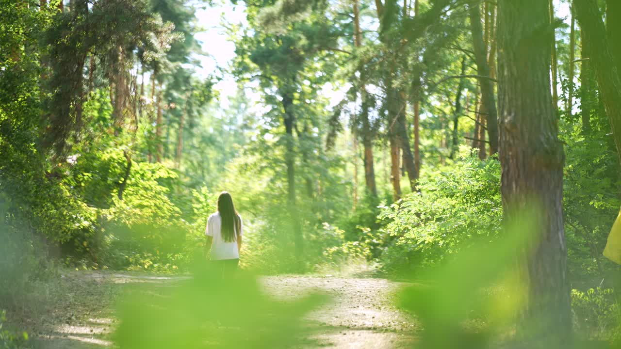 은 숲을 고 있는 여자