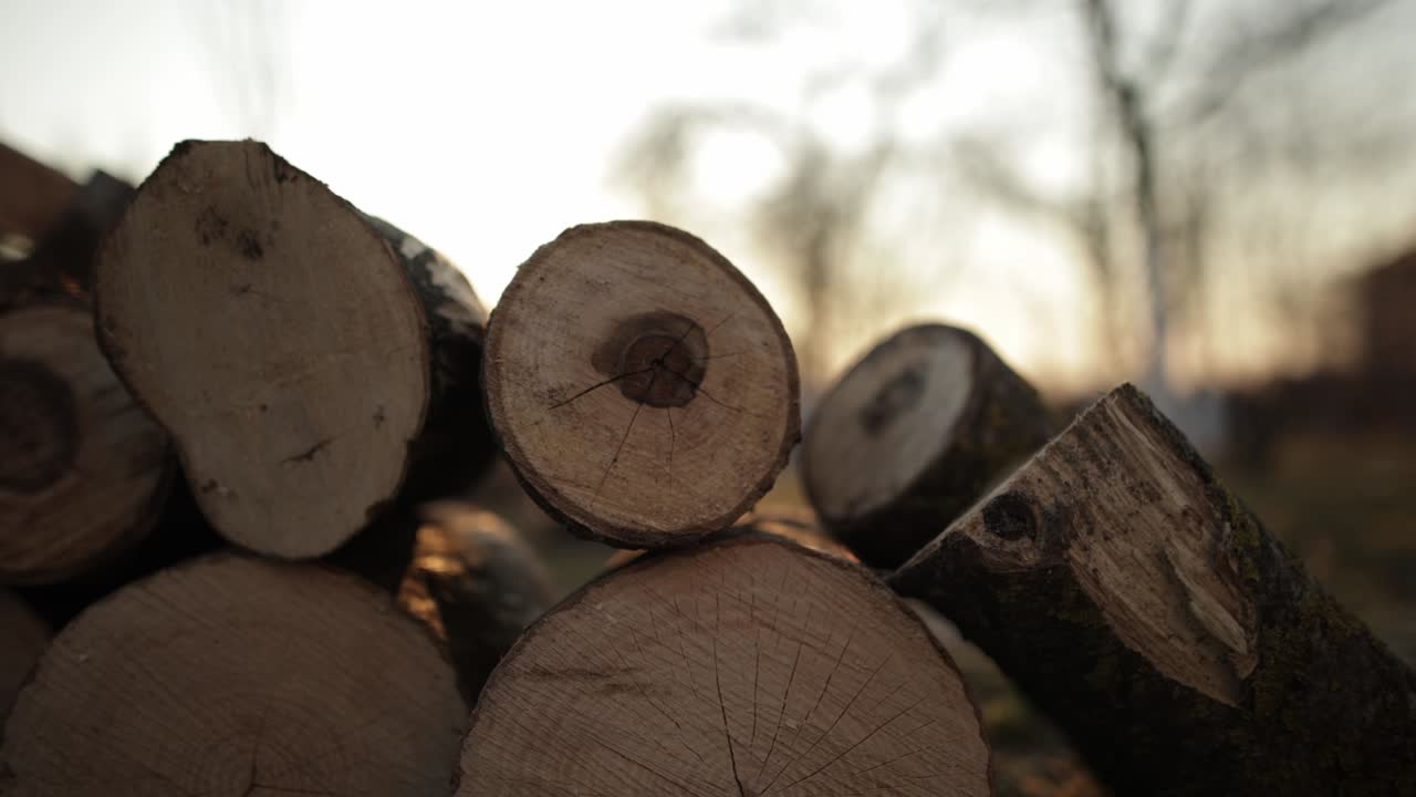 해가 지는 시골의 연료 어리