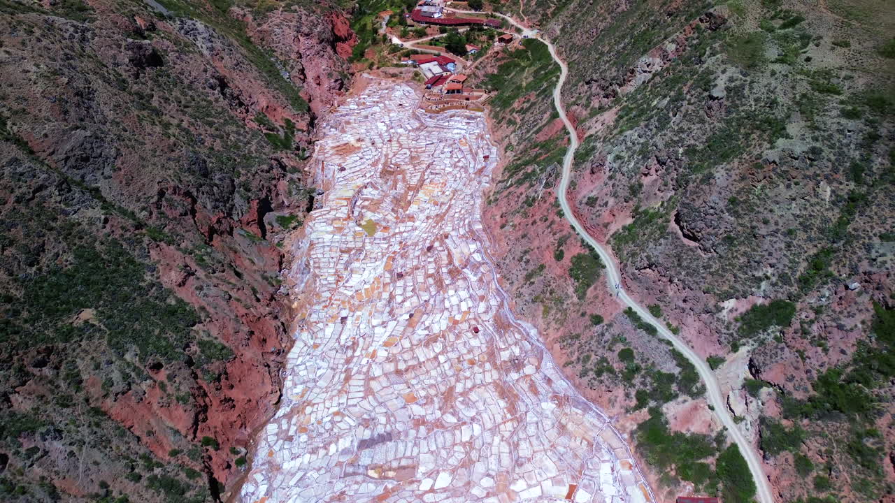 페루의 성스러운 계곡을 따라 상공에서 내려오는 도리 마라 소금 광산, 활기찬 소금 테라스 및 역사