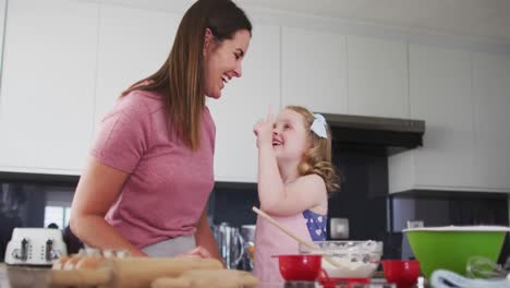 Madre-E-Hija-Caucásicas-Divirtiéndose-Cocinando-Juntas