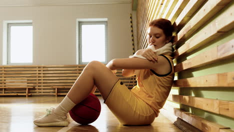 chica caucásica en la cancha de baloncesto