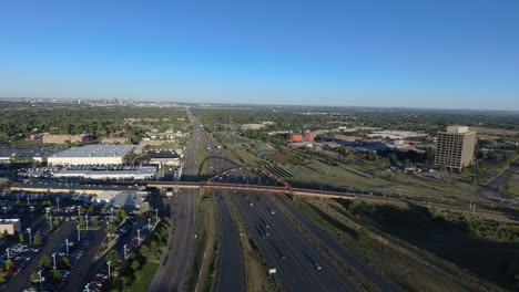 An-evening-pan-over-6th-Avenue,-Lakewood-Colorado