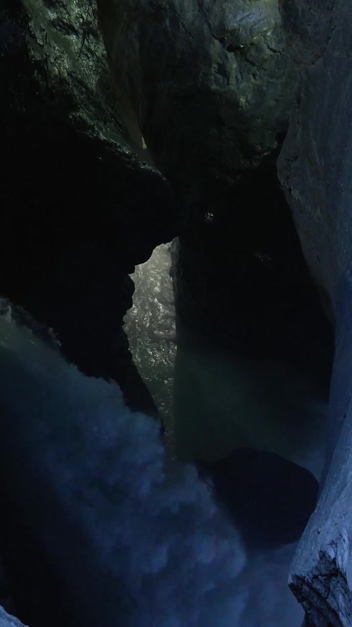 Impresionante cascada fluyendo por un estrecho desfiladero rocoso