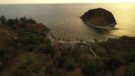 vista del hermoso islote nablag en la isla mararison, antigüedades, filipinas