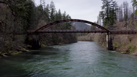 Puente-Del-Río-En-El-Bosque-Nacional-De-Umpqua,-Condado-De-Douglas,-Oregon---Vuelo-Aéreo-Debajo-Del-Puente