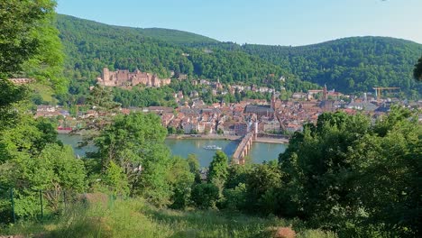 Vista-De-La-Ladera-Del-Centro-De-La-Ciudad-De-Heidelberg-En-Alemania-En-El-Río-Neckar-Con-El-Palacio-Del-Castillo-Y-El-Puente-Theodor-En-Un-Plano-Amplio