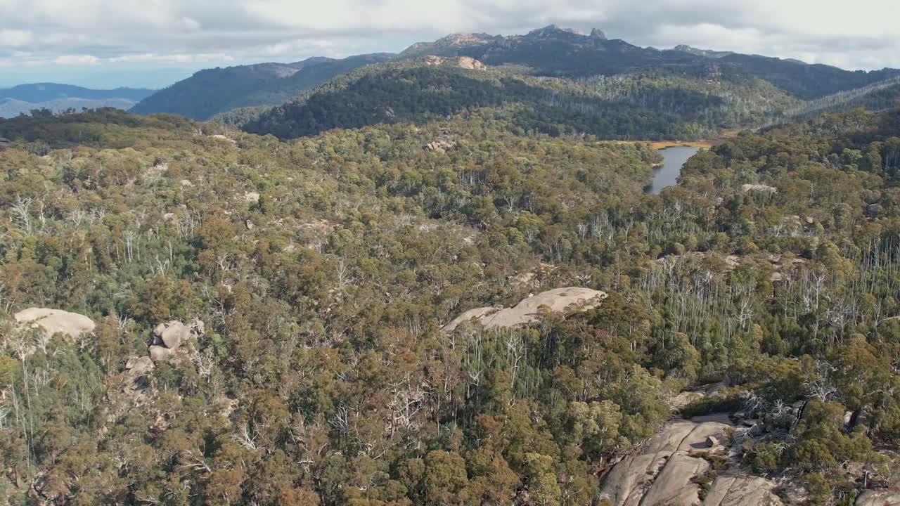 воздушный вид озера катани на горном плато национального парка маунт-буффало в виктории, австралия